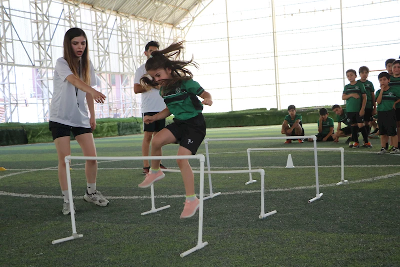 Yüksekovalı Ronahi, memleketinde futbolcu kızlar yetiştiriyor