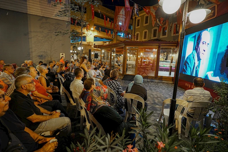 Beyoğlu’nda emekliler, açık havada film izledi 