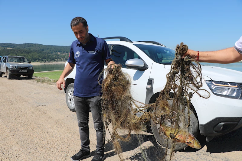 Yasak dönemde göle bırakılan hayalet ağlar toplanıyor