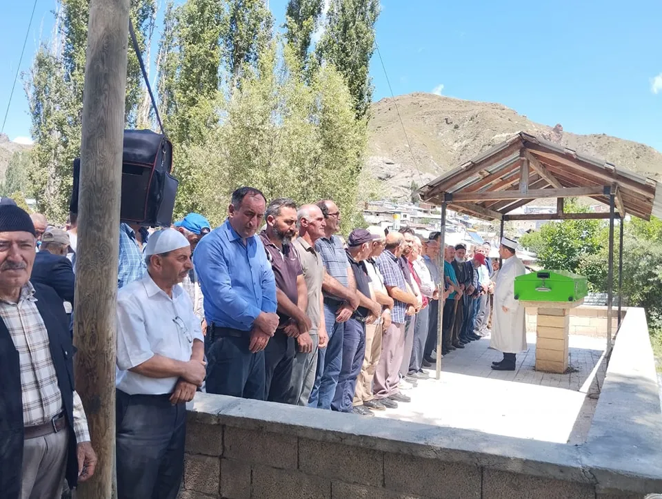 Oltu İlçe Müftüsü Veysel Çelebi, Cenaze Töreninde Dualarla Yanındaydı