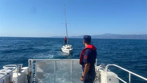 Limanda, halatı kopan tekneyi Sahil Güvenlik kıyıya çekti