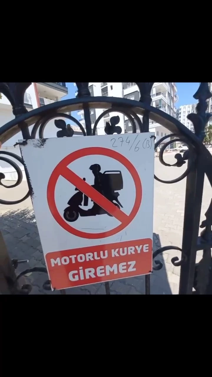 Sipariş götüren motokuryeden, 