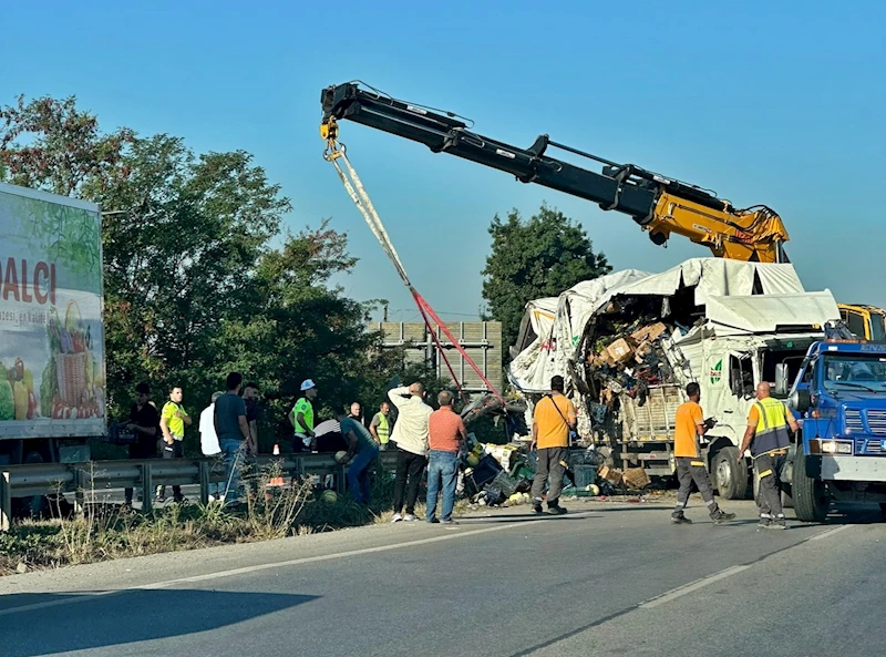 Sakarya’da sebze yüklü kamyon devrildi: 1’i ağır 2 yaralı