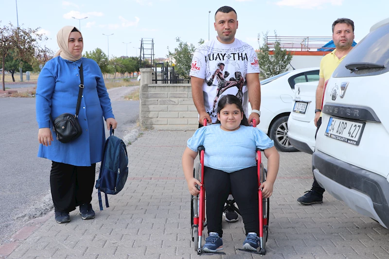 11 yılda 12 ameliyat ve 10 yara tedavisi olan Zeynep, muay thai ile hayata sarıldı