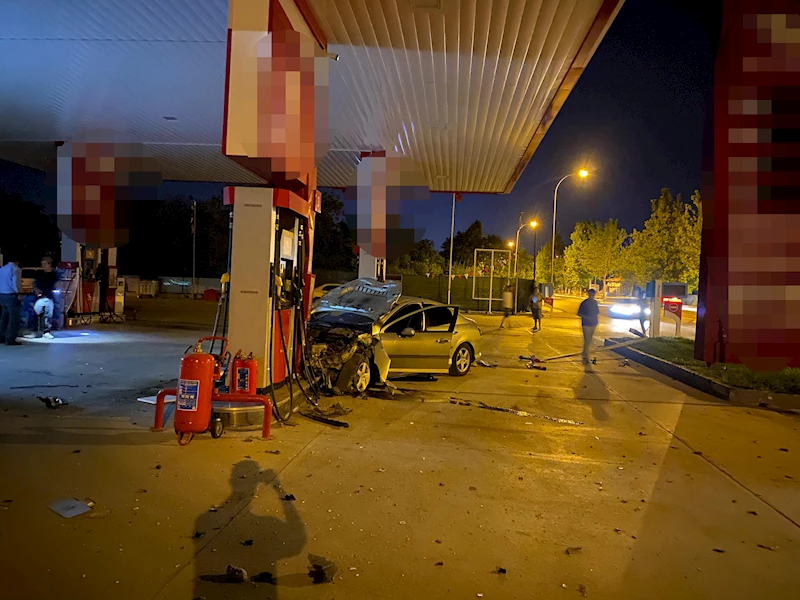 Akaryakıt istasyonuna dalan otomobilin sürücüsü yaya olarak kaçtı