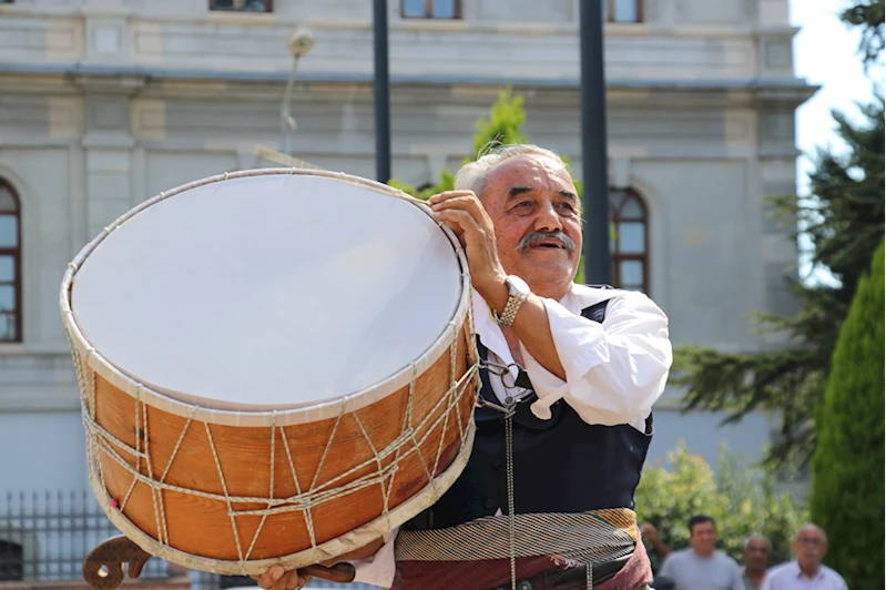 Davuluyla dünyayı gezen babasının mirasını yaşatıyor