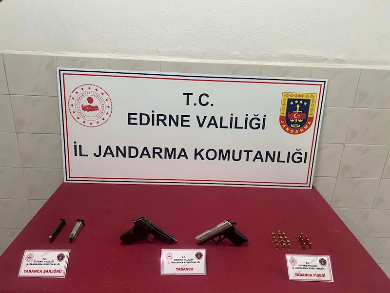 Edirne’de durdurulan araçta ruhsatsız silahlar ele geçirildi 