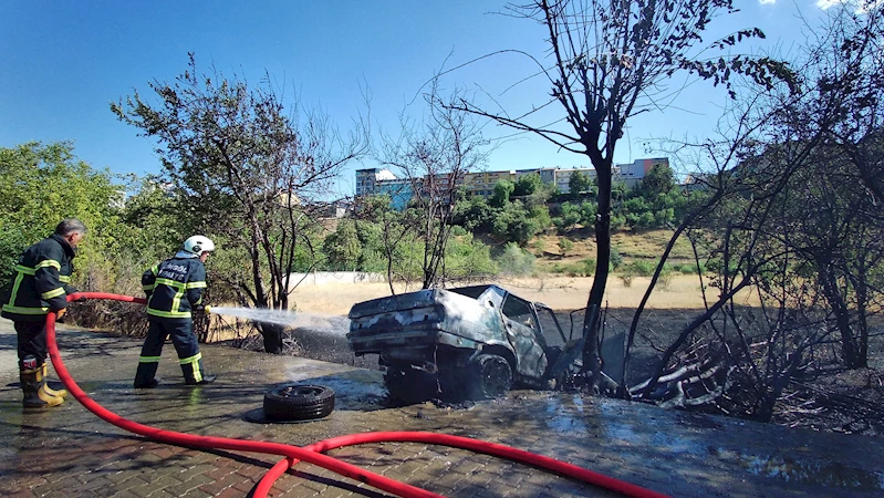 Ağaçlara çarpan otomobil alev aldı; 2 yaralı