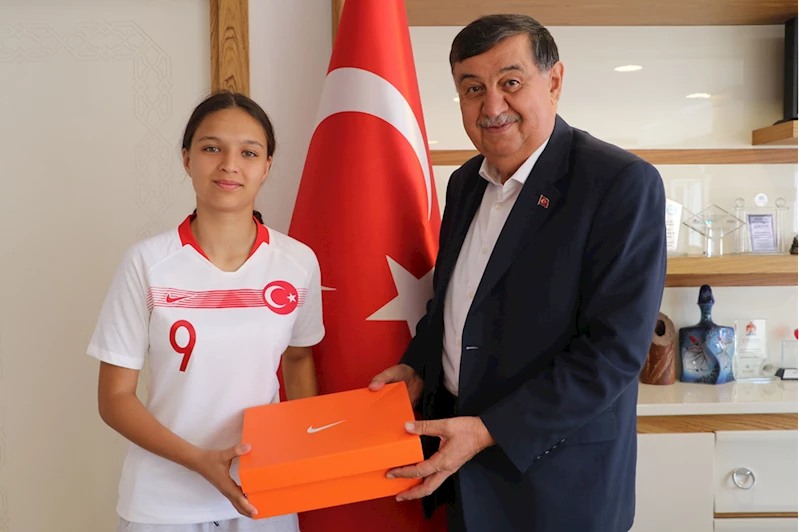 U15 Kadın Futbol Milli Takım seçmelerine davet edilen sporcuya krampon hediye edildi