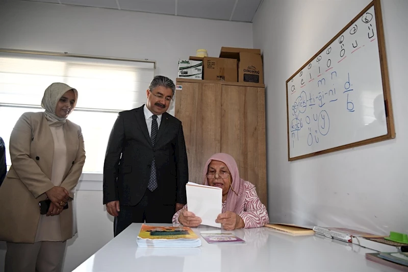 Hiç okula gitmeyen Ayşe Aydoğan 86 yaşında okuma yazma öğrendi