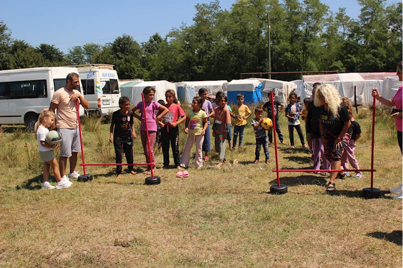 Mevsimlik tarım işçilerinin çocukları pickleball oynadı