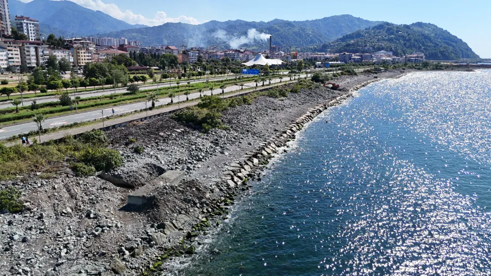 Arhavi Sahil Şeridinde Menfez Temizleme Çalışması Gerçekleştirildi