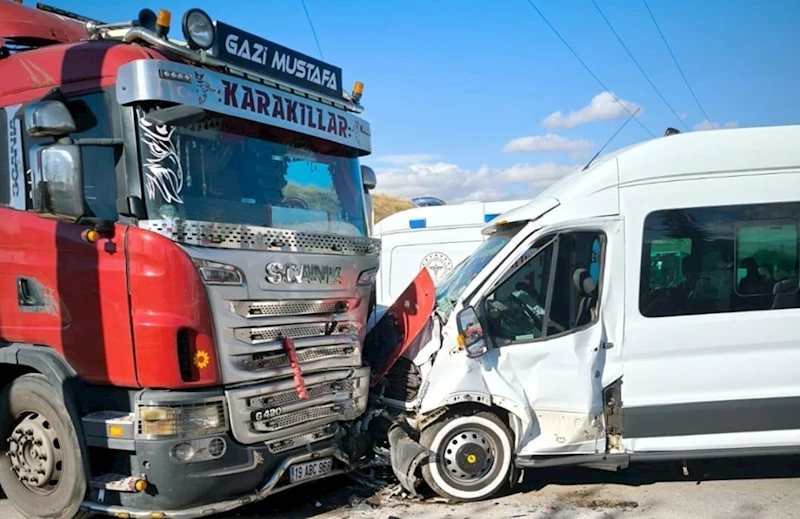 Çorum’da işçi servisi, otomobil ve tırın çarpıştığı kazada 14 kişi yaralandı