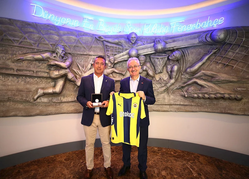 Lefter Küçükandonyadis’in hatıra parası Fenerbahçe Kulübü Başkanı Ali Koç’a hediye edildi