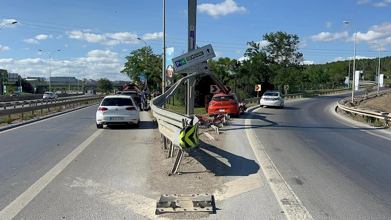 İstanbul - Pendik’te otomobil bariyerlere çarptı: 2 yaralı