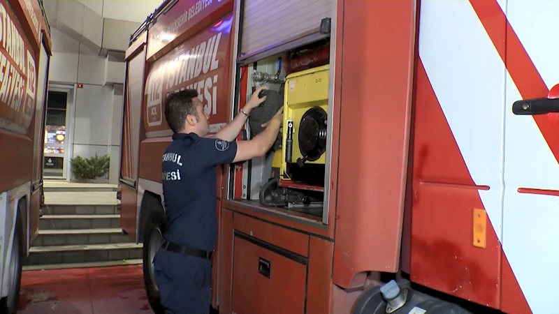 İstanbul İtfaiyesi, söndürme çalışmalarına destek olmak için 7 araç, 31 personel ile İzmir