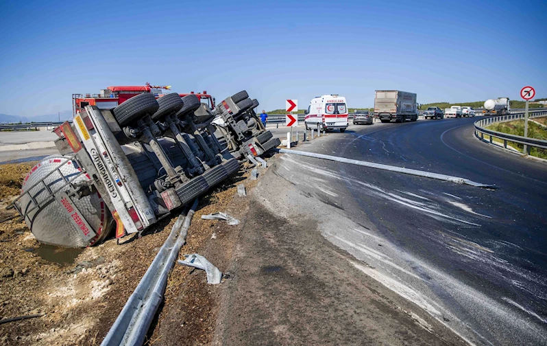 Bariyerlere çarpıp devrilen TIR