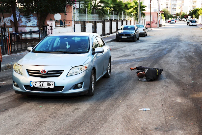 Madde bağımlısı yola yatarak, trafiği kapattı