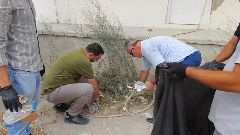 Hatay’da vatandaşlar sokakları temizledi 