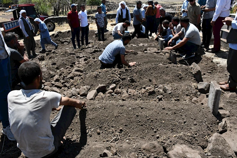 Kazada ölen 5 çocuk yan yana defnedildi, kaçan ehliyetsiz sürücü teslim oldu (2)