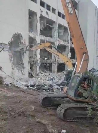 Hatay’da ağır hasarlı hastanenin yıkımı işlemi sürüyor    