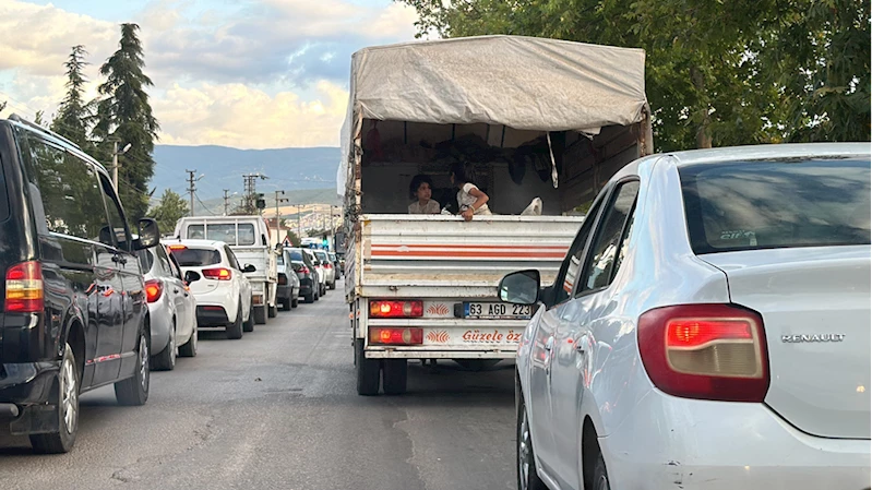 Tokat’ta çocukların kamyonet kasasındaki yolculuğu kameralara yansıdı