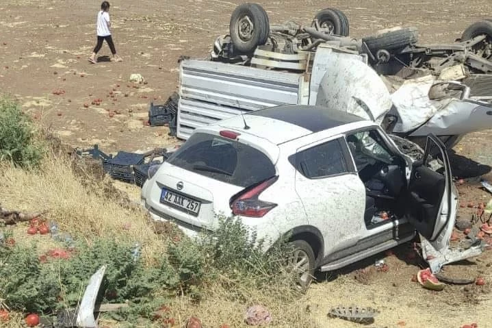 Mardin’de domates yüklü kamyonet ile otomobil çarpıştı: 2 yaralı