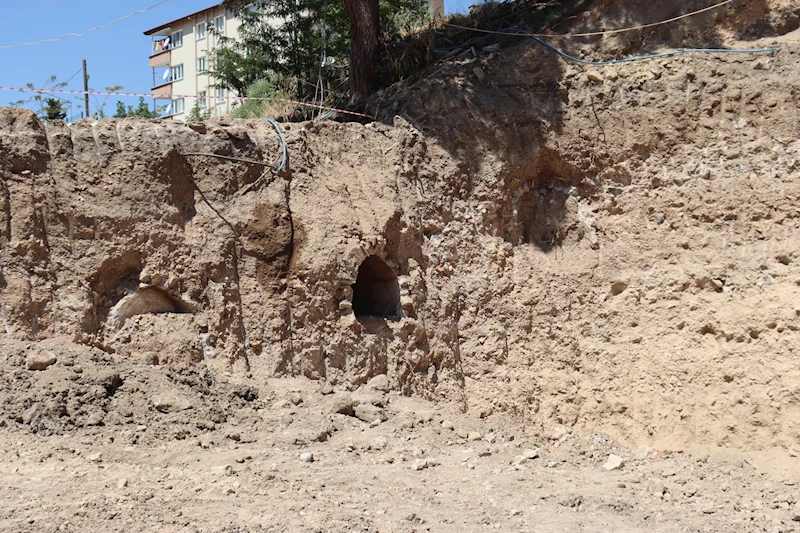 Amasya’da temel kazısında Roma dönemine ait 3 eski mezar bulundu