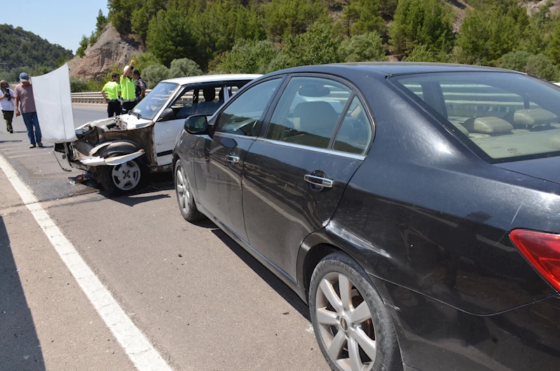 Amasya’da iki otomobil çarpıştı; çift ile oğulları yaralandı