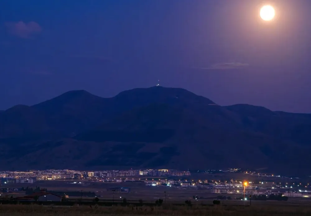 Erzurum’da Palandöken’den Süper Ay’a: Gece Gökyüzü Büyüleyici Bir Manzaraya Sahip!