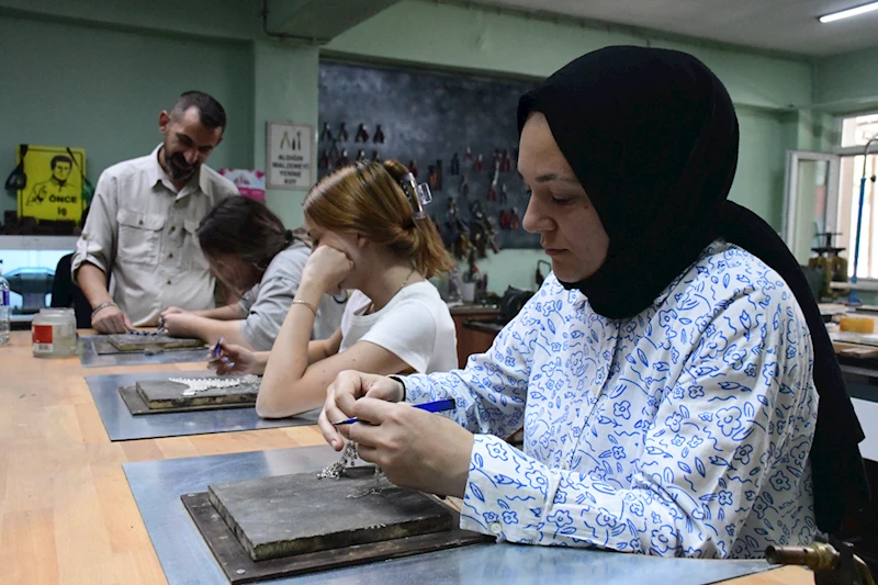 Ecdat yadigarı savat sanatını takı ve aksesuarlarda yaşatıyor