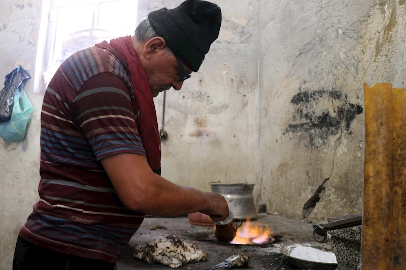 65 yıllık kalaycı, 10 metrekarelik dükkanında eskiyen bakırları yeniliyor