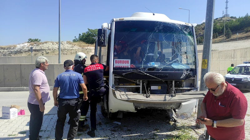 Midibüs istinat duvarından yan yola düştü: 11 yaralı