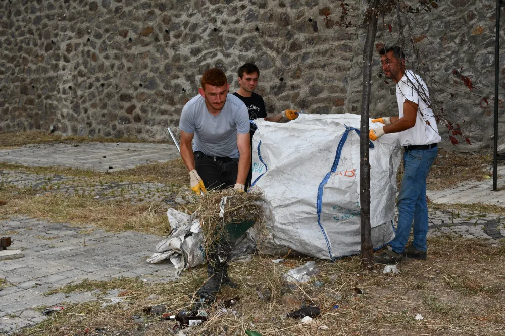 Çoruh Park’ta Temizlik Çalışmaları Tüm Hızıyla Sürüyor