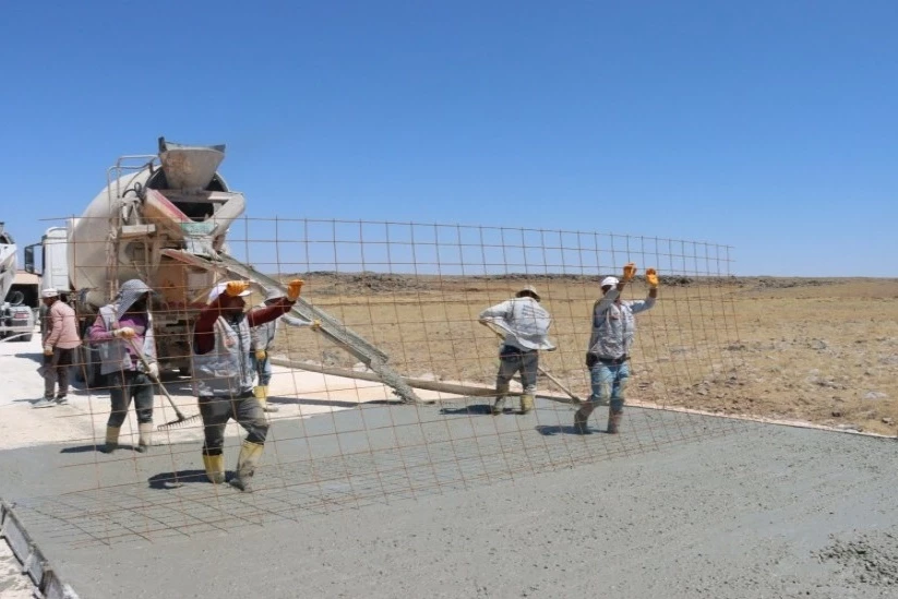 Siverek’te çelik hasırlı beton yol uygulaması