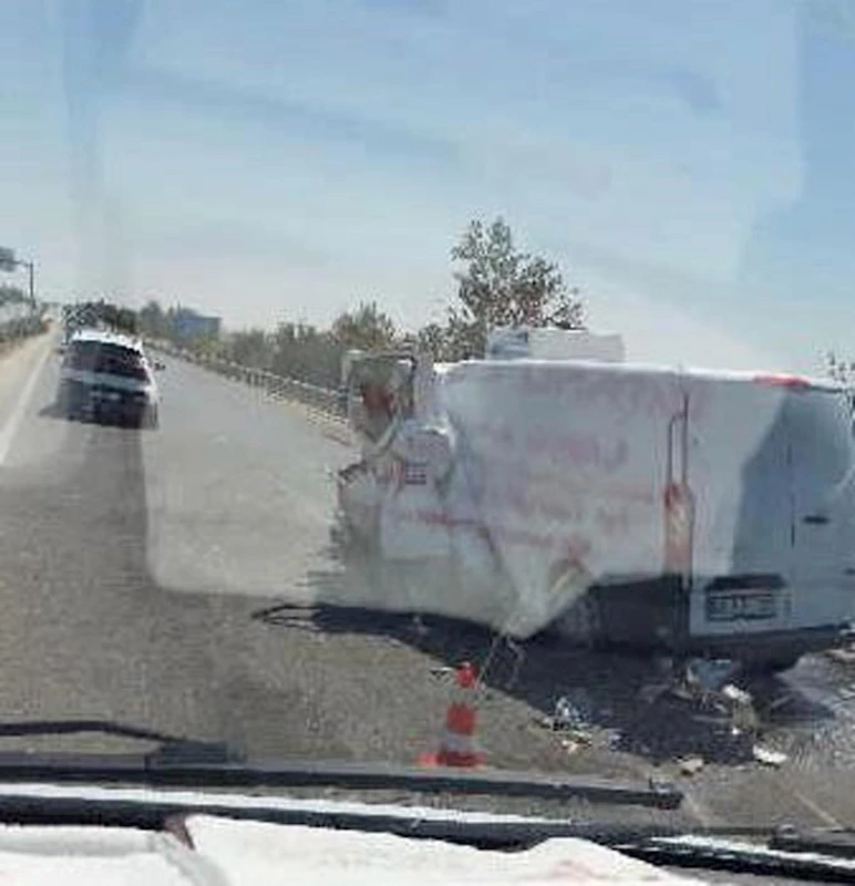 Yön tabelasına çarpan minibüsteki çift, öldü