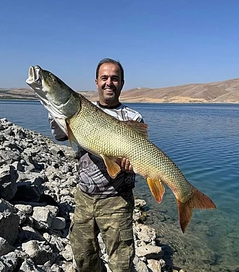 Keban Baraj Gölü’nde oltayla 41 kiloluk Turna balığını yakaladı