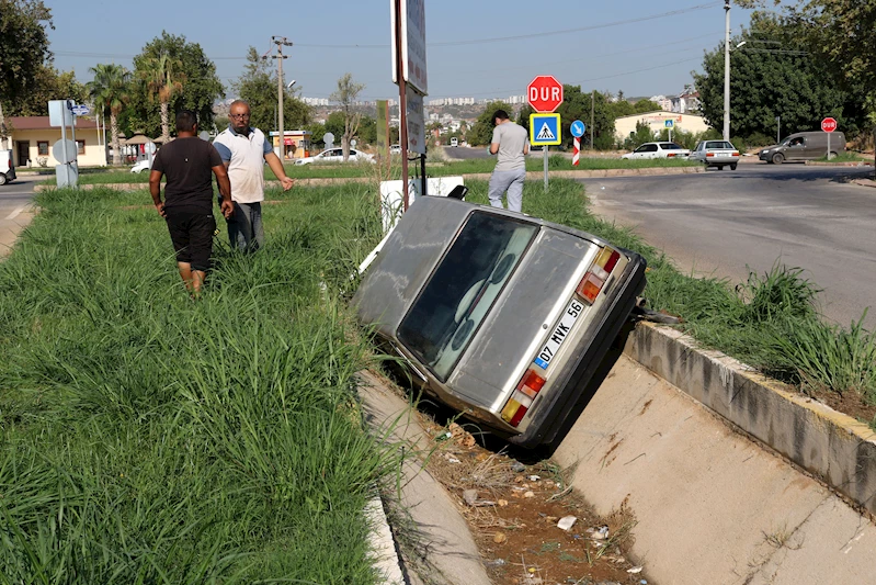 Kanala uçan otomobilden burunları kanamadan çıktılar