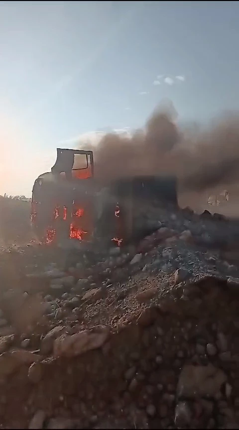 Freni boşalan kamyonun devrilip alev alev yanması kamerada