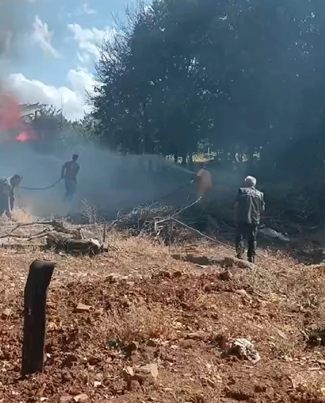 Elazığ’da ot yangını bahçeye sıçradı; ahır ve depo zarar gördü