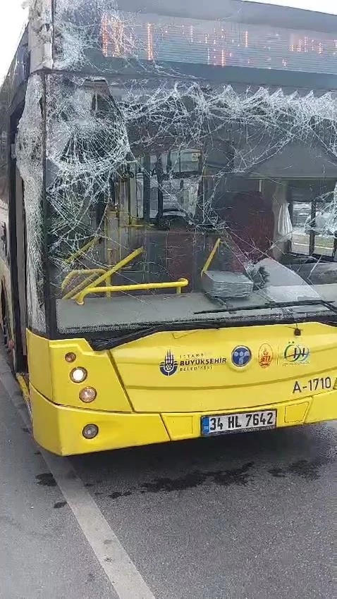 İstanbul - Alt geçide çarpan tır, İETT otobüsünün üzerine devrildi-1