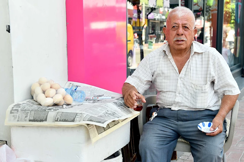 52 yıldır köylüden takasla aldığı ürünleri satıyor