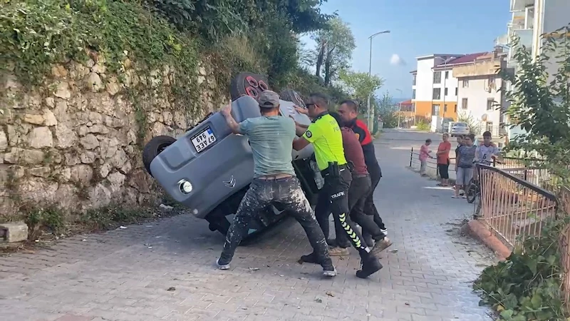 Otomobil, 2 metre yükseklikten alt yola düştü; sürücü yaralandı