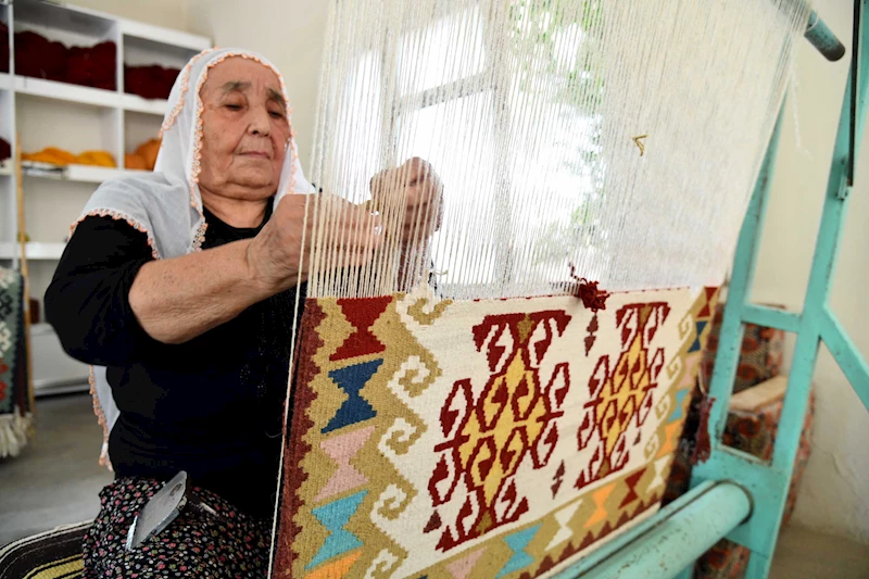 66 yıldır tescilli kilim dokuyor