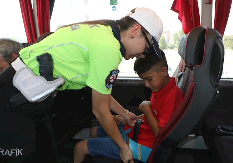 ADANA Trafik polisleri, otobüs yolcularının emniyet kemerini taktı (VİDEO EKLENDİ)