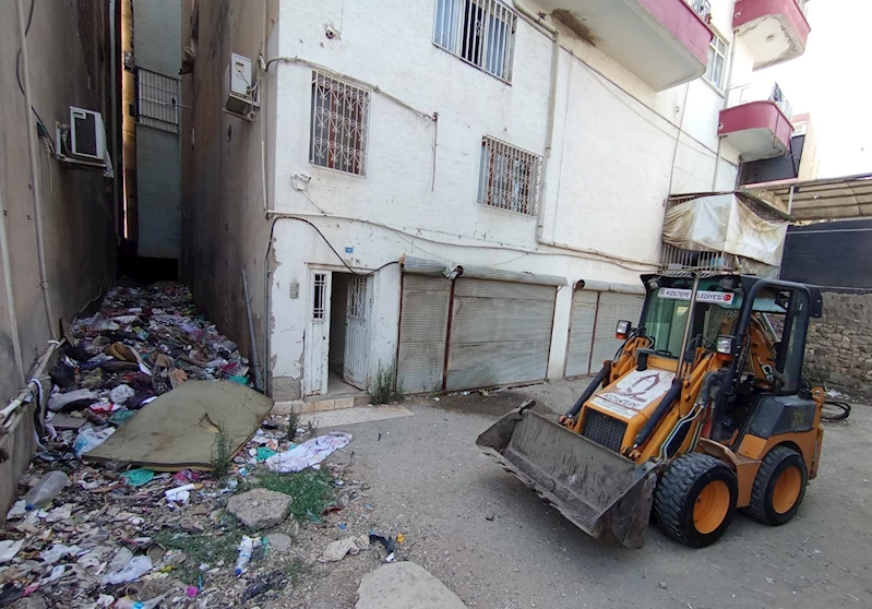 Mardin’de apartman boşluğundan bir kamyon çöp çıktı