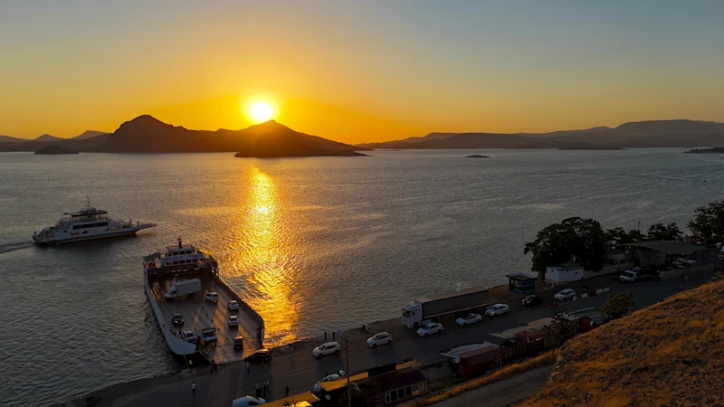 Feribot kuyruk çilesi, gün batımı manzarasıyla unutuluyor