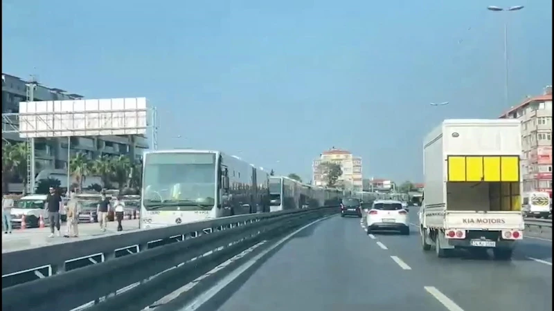 İstanbul - Metrobüs kazası sonrası trafik yoğunluğu 