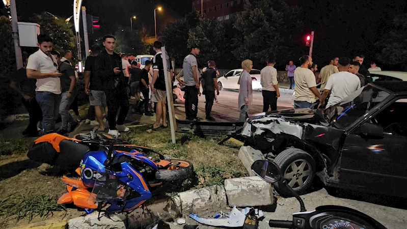 Arkadaşlarına yetişmek için kırmızıda geçen ehliyetsiz motosikletli, otomobile çarpıp ağır yaralandı