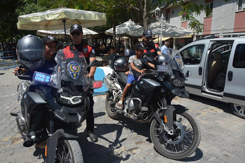 Yunus polisleri çocukları oyuncak hediye edip, motosiklete bindirdi/ Ek fotoğraflar